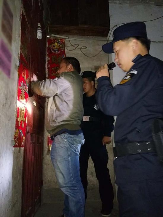 沙坪乡粗心妈妈误将幼女锁家中 民警全城寻开锁师傅开门